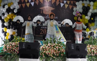 Seniman SMP Astra Makmur Jaya Unjuk Gigi di Panggung Acara Perpisahan