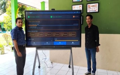 SMP Astra Makmur Jaya Terima Bantuan Interactive Flat Panel dari Pemerintah